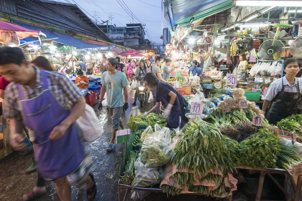 在泰国曼谷的 Khlong Toey 市场的水果和蔬菜市场的人在泰国南剧院 2018年11月 — 图库照片