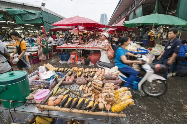 Люди Продовольственном Рынке Клонг Рынка Клонг Городе Бангкок Таиланде Юго — стоковое фото