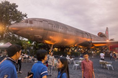 akşam bir uçağa Southeastasia Tayland Bangkok şehir kuzeyinde chang chui uçak pazarında. Tayland, Bangkok, Kasım, 2018
