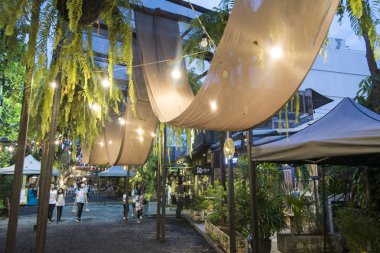 Sanat ve akşam mağazaları chang chui uçak pazarında Southeastasia Tayland Bangkok şehir kuzeyinde. Tayland, Bangkok, Kasım, 2018