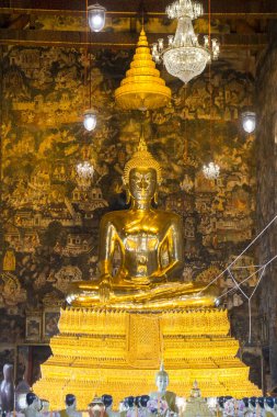 Southeastasia Tayland Bangkok şehir Banglamphu Wat Suthat tapınağında altın Buddha. Tayland, Bangkok, Kasım, 2018