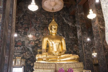 Southeastasia Tayland Bangkok şehir Banglamphu Wat Suthat tapınağında altın Buddha. Tayland, Bangkok, Kasım, 2018