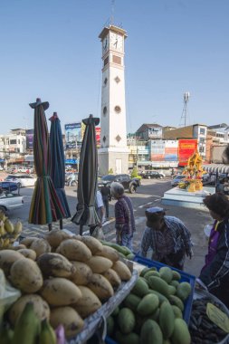 Saat Kulesi'Si Racha Provinz Chonburi Tayland içinde şehir merkezinde gün markette. Tayland, Bangsaen, Kasım, 2018