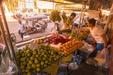 Si Racha Provinz Chonburi Tayland içinde şehir merkezinde gün pazarda meyve markette. Tayland, Bangsaen, Kasım, 2018