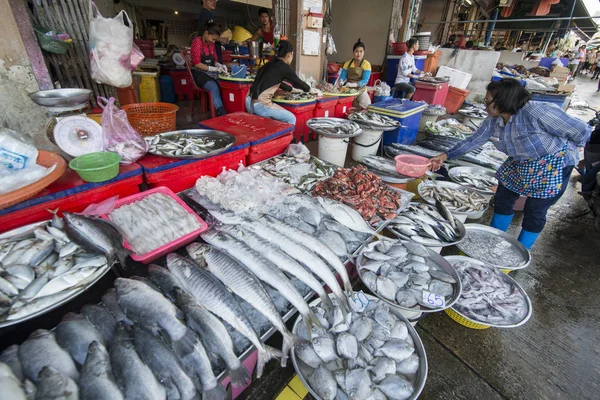 タイで Provinz チョンブリのシーラーチャー市内中心部の日市場の魚市場 バンセーン 2018 — ストック写真