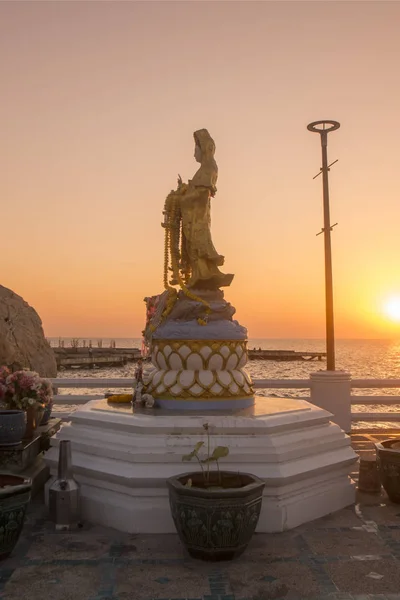 Une Statue Religieuse Sur Côte Laemtan Plage Bang Saen Bangsaen — Photo