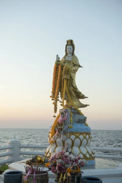 タイで Provinz チョンブリのバンセーンの町でバンセンビーチで Laemtan の海岸で宗教像 バンセーン 2018 — ストック写真