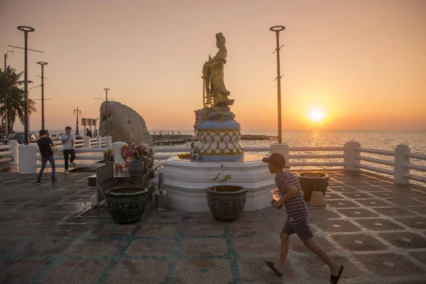 Une Statue Religieuse Sur Côte Laemtan Plage Bang Saen Bangsaen — Photo