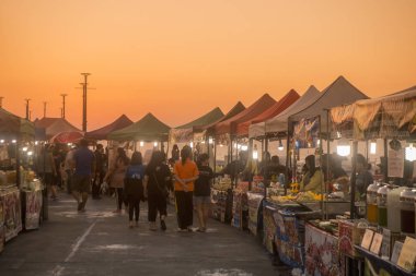 Gece Pazarı'na ve Laemtan sahil Provinz Chonburi Tayland Bangsaen Town, Bang Saen sahilde yürüyüş Caddesi'nde. Tayland, Bangsaen, Kasım, 2018