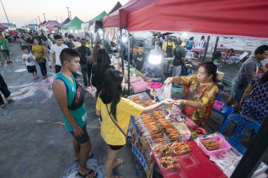 Gece Pazarı'na ve Laemtan sahil Provinz Chonburi Tayland Bangsaen Town, Bang Saen sahilde yürüyüş Caddesi'nde. Tayland, Bangsaen, Kasım, 2018