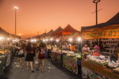 Gece Pazarı'na ve Laemtan sahil Provinz Chonburi Tayland Bangsaen Town, Bang Saen sahilde yürüyüş Caddesi'nde. Tayland, Bangsaen, Kasım, 2018