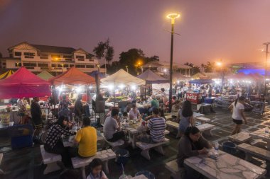 Gece Pazarı'na ve Laemtan sahil Provinz Chonburi Tayland Bangsaen Town, Bang Saen sahilde yürüyüş Caddesi'nde. Tayland, Bangsaen, Kasım, 2018