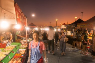 Gece Pazarı'na ve Laemtan sahil Provinz Chonburi Tayland Bangsaen Town, Bang Saen sahilde yürüyüş Caddesi'nde. Tayland, Bangsaen, Kasım, 2018