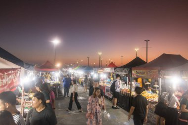Gece Pazarı'na ve Laemtan sahil Provinz Chonburi Tayland Bangsaen Town, Bang Saen sahilde yürüyüş Caddesi'nde. Tayland, Bangsaen, Kasım, 2018