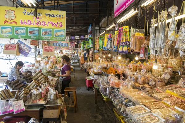 都市タイで Provinz チョンブリのバンセーンの町の市場で本線で市のタイのスナック バンセーン 2018 — ストック写真