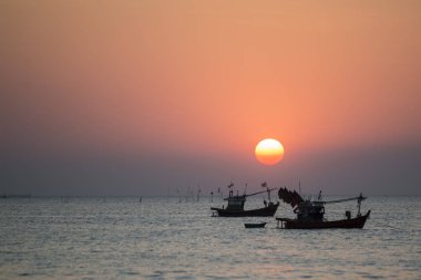  Tayland Provinz Chonburi Bangsaen Town, Bang Saen plajda balıkçı tekneleri ile bir gün batımı. Tayland, Bangsaen, Kasım, 2018