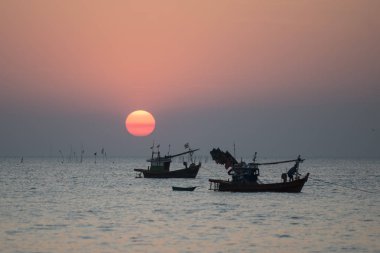  Tayland Provinz Chonburi Bangsaen Town, Bang Saen plajda balıkçı tekneleri ile bir gün batımı. Tayland, Bangsaen, Kasım, 2018