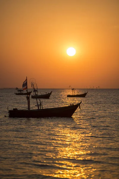 Una Puesta Sol Con Barcos Pesca Playa Bang Saen Ciudad — Foto de Stock