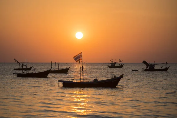 Una Puesta Sol Con Barcos Pesca Playa Bang Saen Ciudad — Foto de Stock