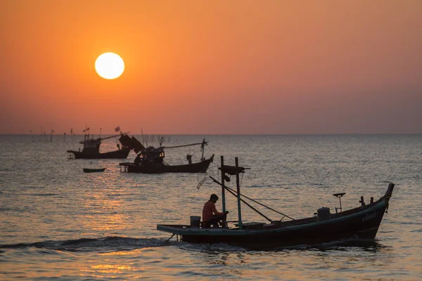 Una Puesta Sol Con Barcos Pesca Playa Bang Saen Ciudad — Foto de Stock