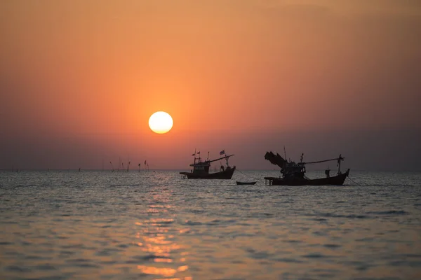 Una Puesta Sol Con Barcos Pesca Playa Bang Saen Ciudad — Foto de Stock