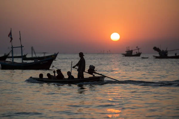 Una Puesta Sol Con Barcos Pesca Playa Bang Saen Ciudad — Foto de Stock