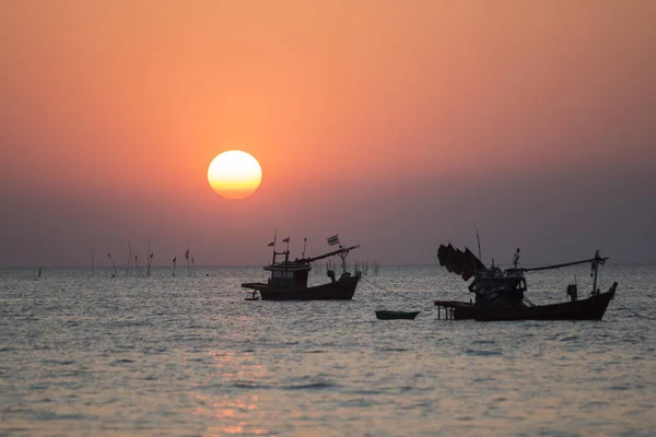 Закат Рыбацкими Лодками Пляже Банг Саен Городе Бангзен Провинции Чонбури — стоковое фото
