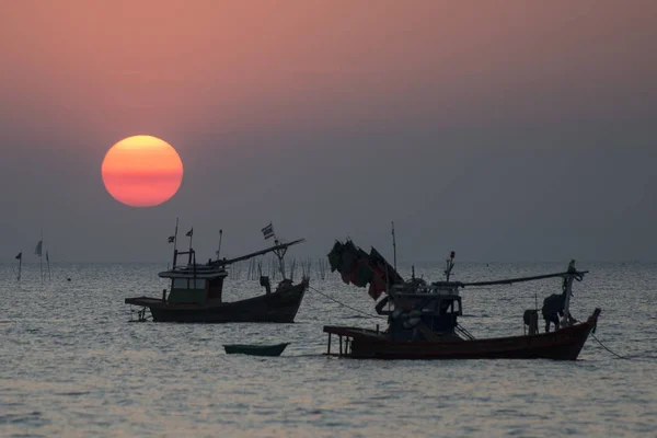 Una Puesta Sol Con Barcos Pesca Playa Bang Saen Ciudad — Foto de Stock