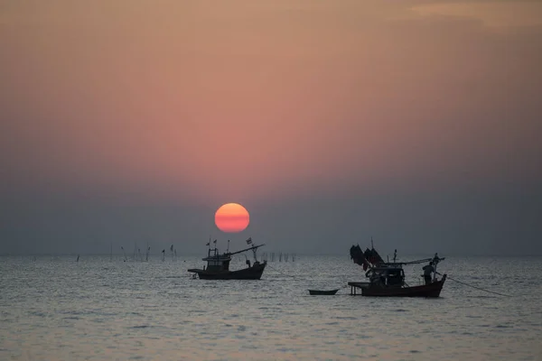 Ein Sonnenuntergang Mit Fischerbooten Bang Saen Strand Der Stadt Bangsaen — Stockfoto