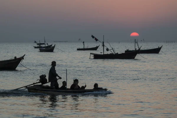 Una Puesta Sol Con Barcos Pesca Playa Bang Saen Ciudad — Foto de Stock