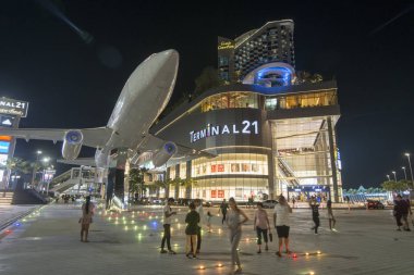 Uçak Terminal 21 Alışveriş Merkezi ve Grand merkezi noktası Pattaya Tayland Provinz Chonburi Pattaya şehir önünde. Tayland, Pattaya, Kasım, 2018