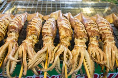 Naklua balık pazarı Provinz Chonburi Tayland Pattaya şehir, deniz ürünleri ve balık pazarında kalamar ızgara. Tayland, Pattaya, Kasım, 2018