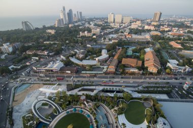 Grand merkezi noktası Pattaya Tayland Provinz Chonburi Pattaya şehir çatı katındaki barda görünümünden mimariye bir uçak ve havuzlu. Tayland, Pattaya, Kasım, 2018