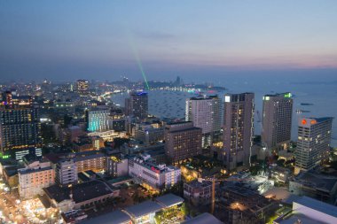 Grand merkezi noktası Pattaya Tayland Provinz Chonburi Pattaya şehir çatı katındaki barda görünümden. Tayland, Pattaya, Kasım, 2018