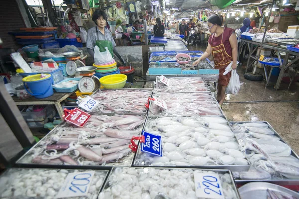 Provinz チョンブリ タイのパタヤの街のナクルア魚市場で魚介類や魚の市場で新鮮なイカ パタヤ 2018 — ストック写真