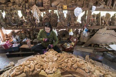 Myanmar işçilerden üzerinde ahşap oyma ahşap Sanctuary of Truth Temple Provinz Chonburi Tayland Pattaya şehir için çalışıyorum. Tayland, Pattaya, Kasım, 2018