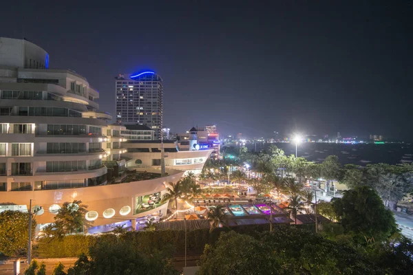 Provinz チョンブリ タイのパタヤの街でビーチ沿いの道路でスカイラインと船のスタイルで つのホテル パタヤ 2018 — ストック写真
