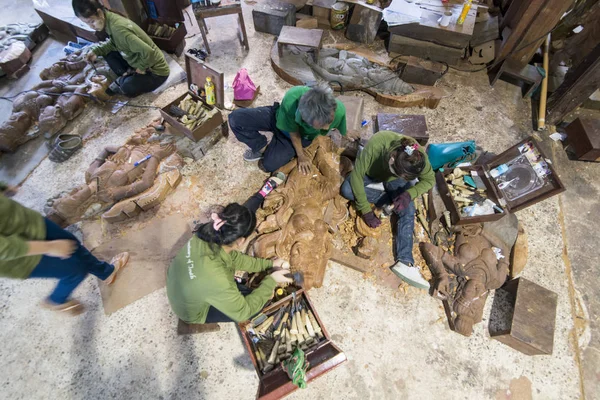 Arbeiter Aus Myanmar Holzschnitzarbeiten Für Das Holzheiligtum Des Wahrheitstempels Der — Stockfoto