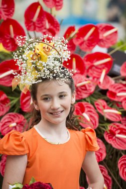 Çocuk renkli elbise Festa da Flor veya bahar çiçek Festivali, Funchal Şehir Adası Madeira Portekiz Atlantik Okyanusu giymiş. Madeira, Funchal, Nisan, 2018