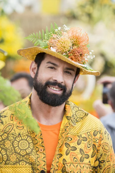 Hommes Vêtus Vêtements Colorés Festa Flor Festival Fleurs Printemps Dans — Photo