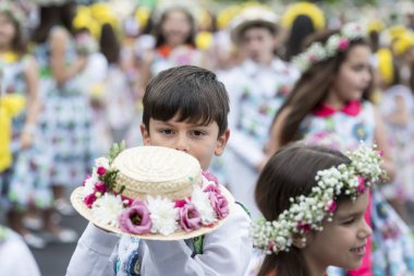 Çocuk renkli elbise Festa da Flor veya bahar çiçek Festivali, Funchal Şehir Adası Madeira Portekiz Atlantik Okyanusu giymiş. Madeira, Funchal, Nisan, 2018