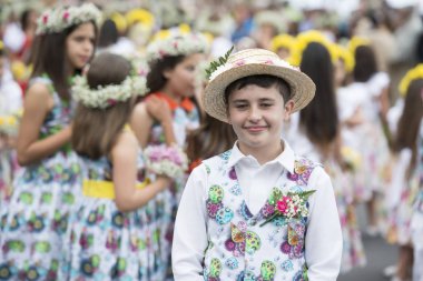 Çocuk renkli elbise Festa da Flor veya bahar çiçek Festivali, Funchal Şehir Adası Madeira Portekiz Atlantik Okyanusu giymiş. Madeira, Funchal, Nisan, 2018