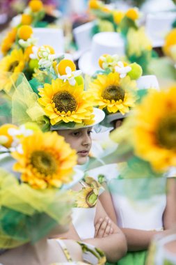 Çocuk renkli elbise Festa da Flor veya bahar çiçek Festivali, Funchal Şehir Adası Madeira Portekiz Atlantik Okyanusu giymiş. Madeira, Funchal, Nisan, 2018