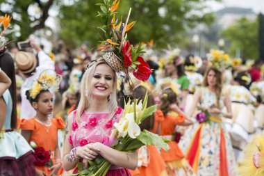 Kadınlar renkli elbise Festa da Flor veya bahar çiçek Festivali, Funchal Şehir Adası Madeira Portekiz Atlantik Okyanusu giymiş. Madeira, Funchal, Nisan, 2018