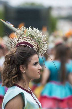 Kadınlar renkli elbise Festa da Flor veya bahar çiçek Festivali, Funchal Şehir Adası Madeira Portekiz Atlantik Okyanusu giymiş. Madeira, Funchal, Nisan, 2018