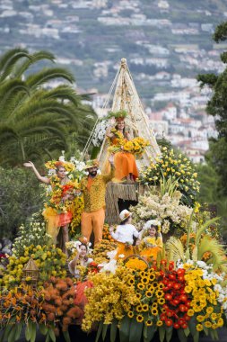 Kadınlar renkli elbise Festa da Flor veya bahar çiçek Festivali, Funchal Şehir Adası Madeira Portekiz Atlantik Okyanusu giymiş. Madeira, Funchal, Nisan, 2018