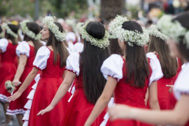 Kadınlar renkli elbise Festa da Flor veya bahar çiçek Festivali, Funchal Şehir Adası Madeira Portekiz Atlantik Okyanusu giymiş. Madeira, Funchal, Nisan, 2018