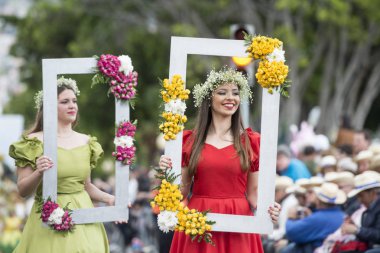 Kadınlar renkli elbise Festa da Flor veya bahar çiçek Festivali, Funchal Şehir Adası Madeira Portekiz Atlantik Okyanusu giymiş. Madeira, Funchal, Nisan, 2018