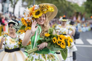 Kadınlar renkli elbise Festa da Flor veya bahar çiçek Festivali, Funchal Şehir Adası Madeira Portekiz Atlantik Okyanusu giymiş. Madeira, Funchal, Nisan, 2018