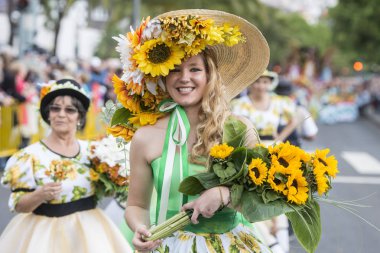 Kadınlar renkli elbise Festa da Flor veya bahar çiçek Festivali, Funchal Şehir Adası Madeira Portekiz Atlantik Okyanusu giymiş. Madeira, Funchal, Nisan, 2018